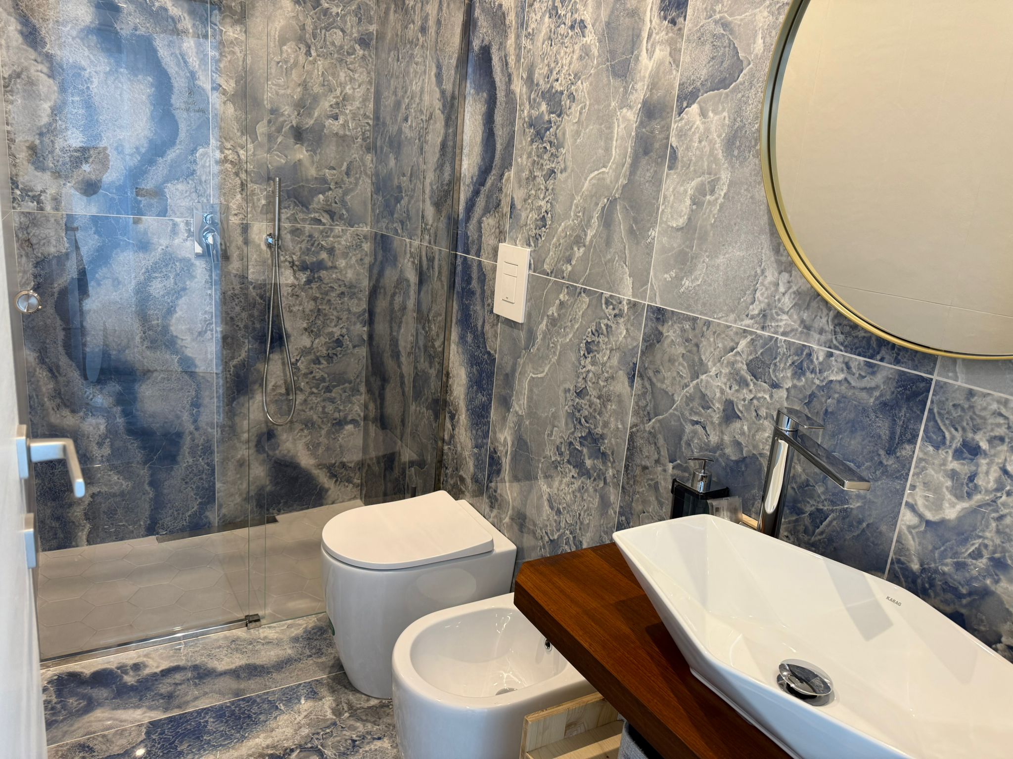 Suite Blue Moon — bagno con marmo blu