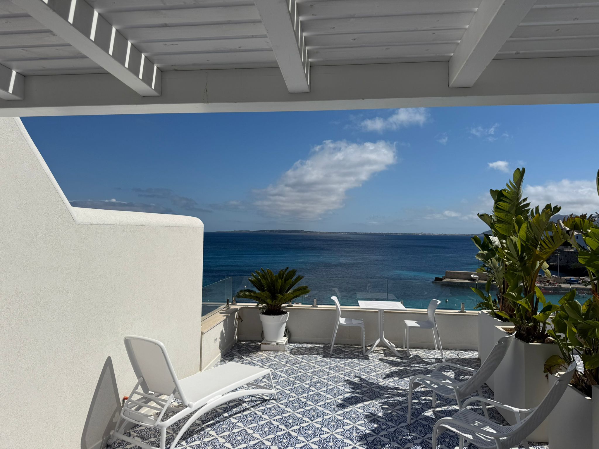 Suite Blue Orange — terrazza ampia con lettino e pergola