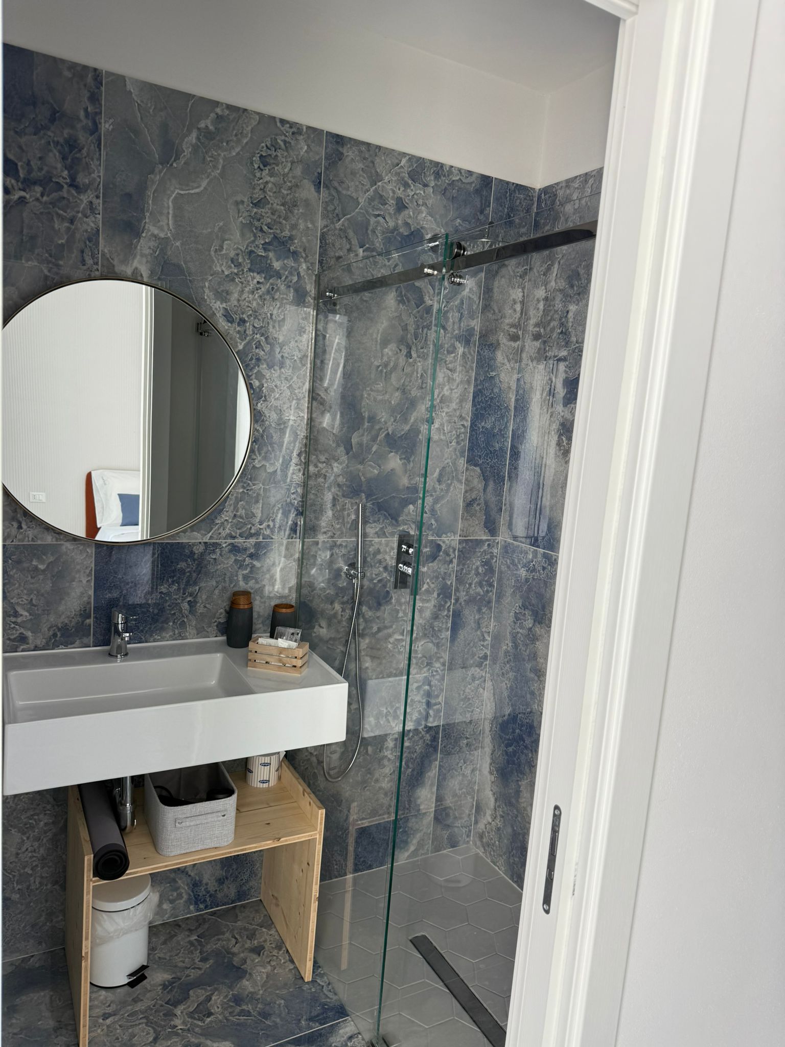 Suite Blue Orange — bagno con marmo blu e doccia walk-in