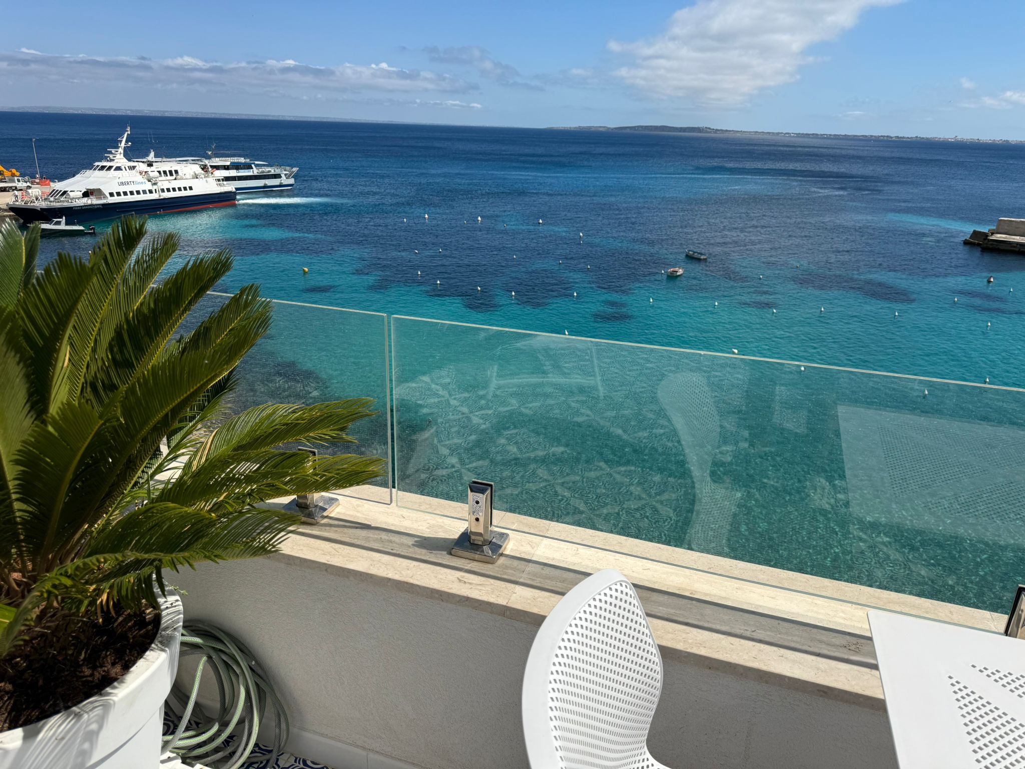 Suite Blue Orange — scorcio terrazza con il traghetto a Cala Dogana