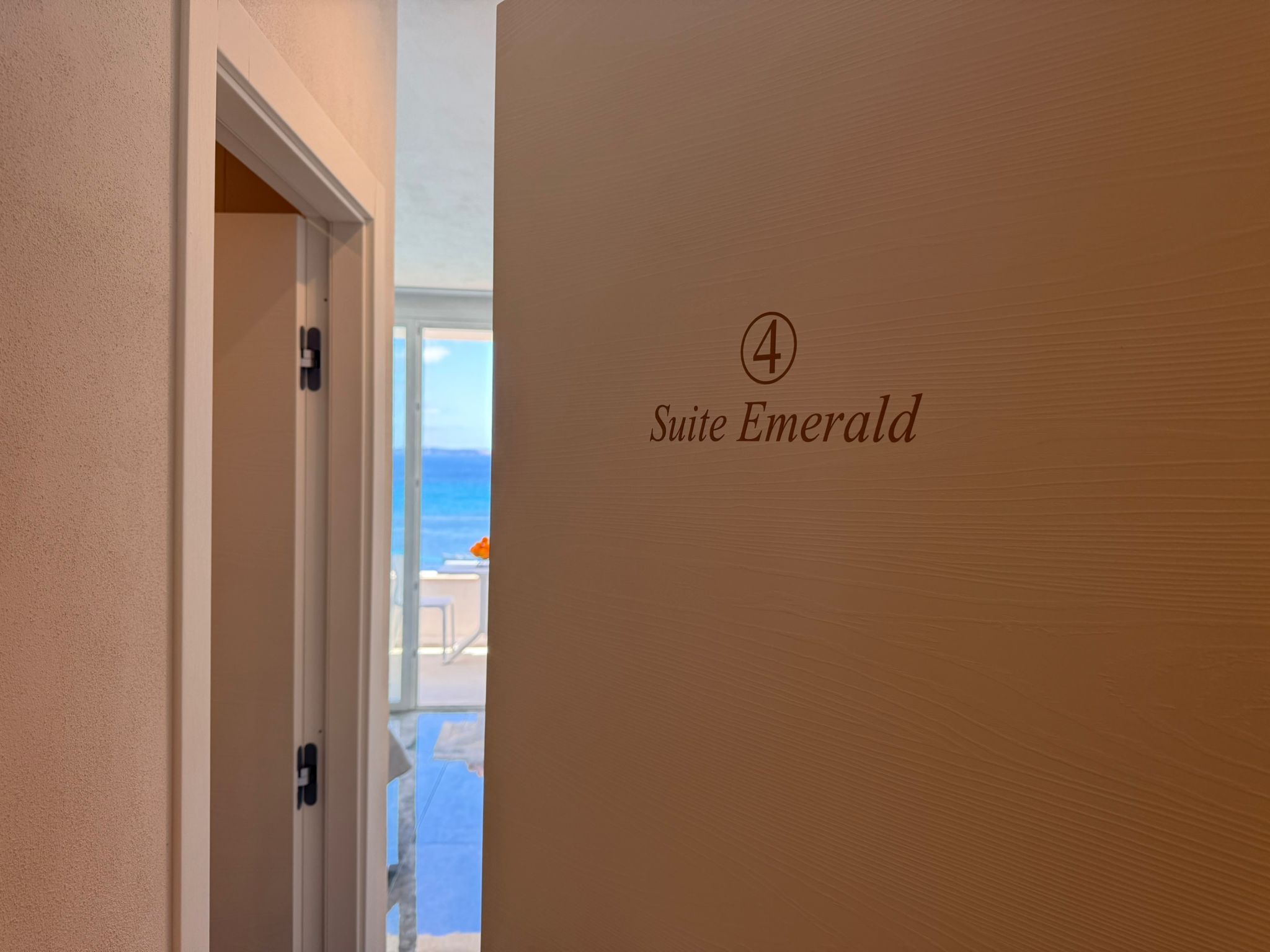 Suite Emerald — ingresso con scorcio sulla veranda e Cala Dogana