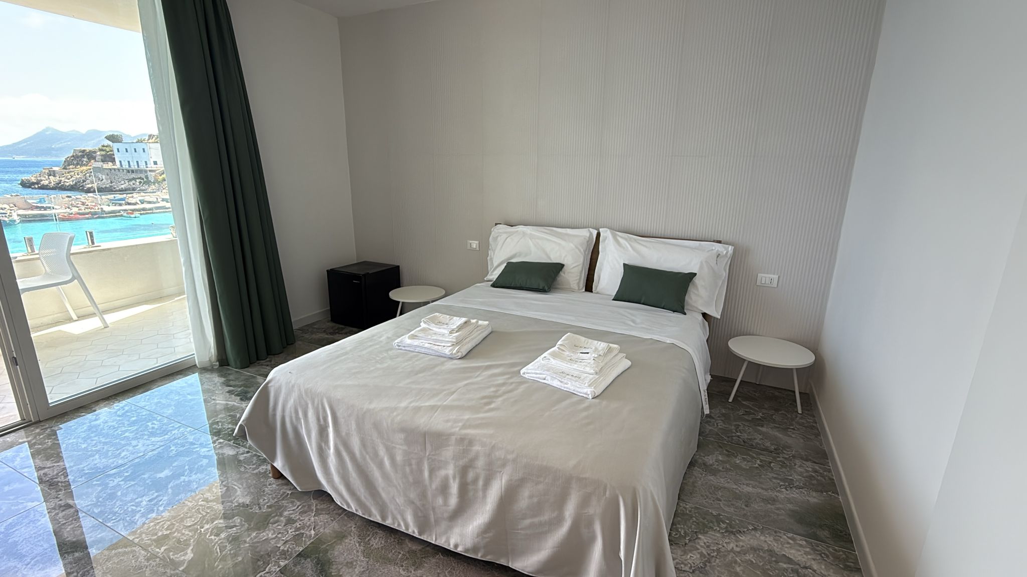 Suite Jade — camera luminosa con vista sul porto