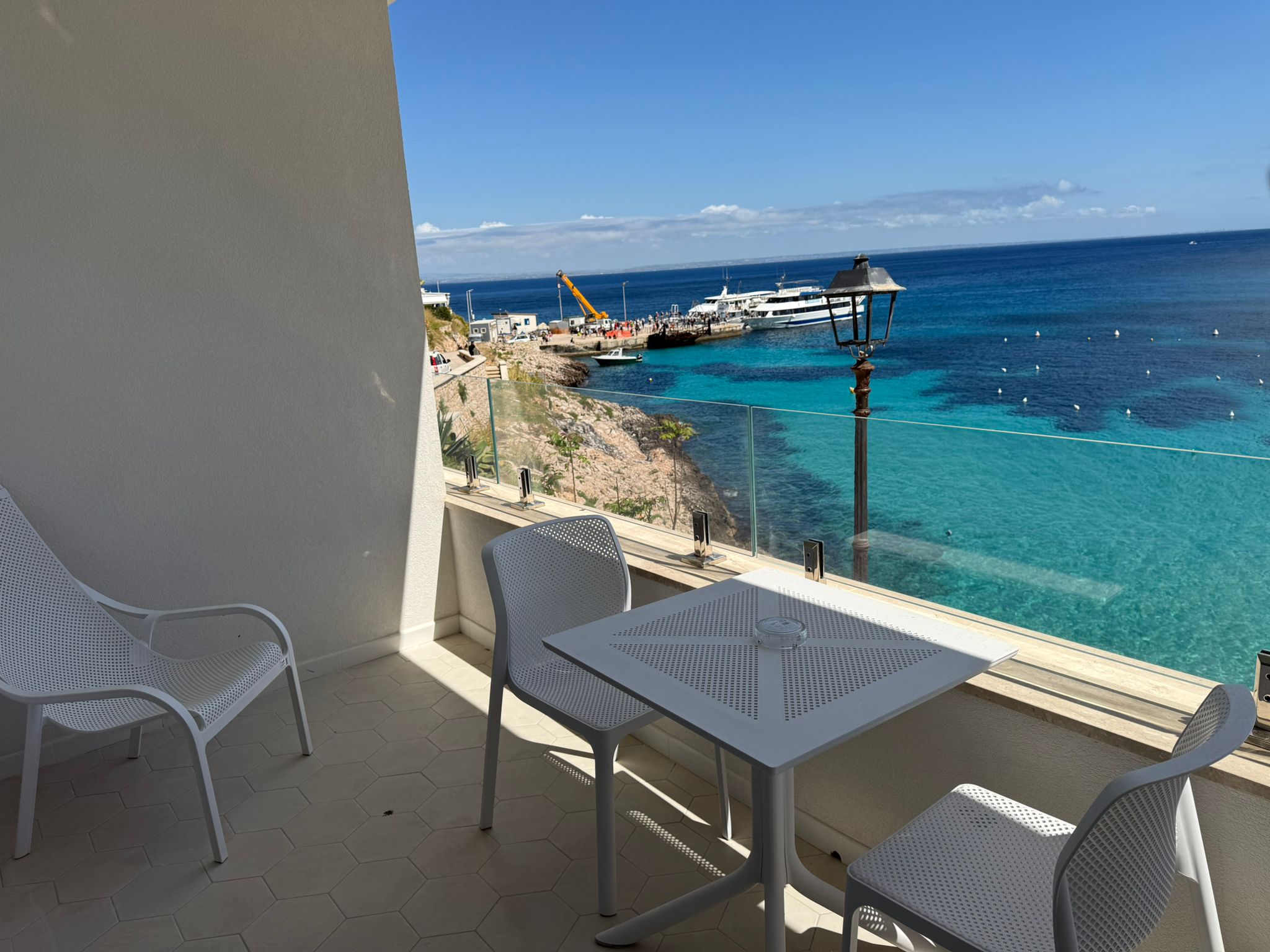 Suite Jade — balconcino con vista sul traghetto in arrivo