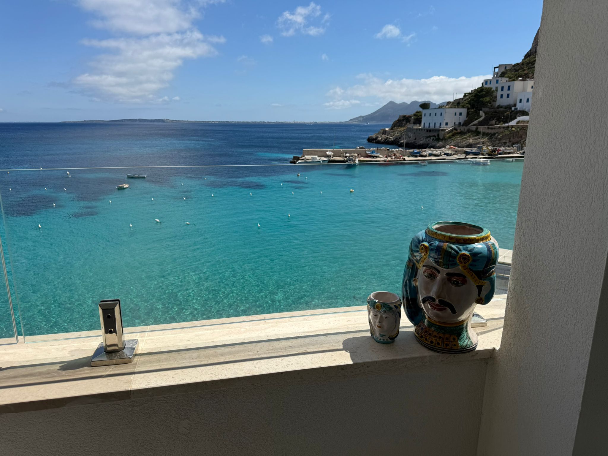 Suite Jade — dettaglio della testa di moro affacciata sul mare turchese