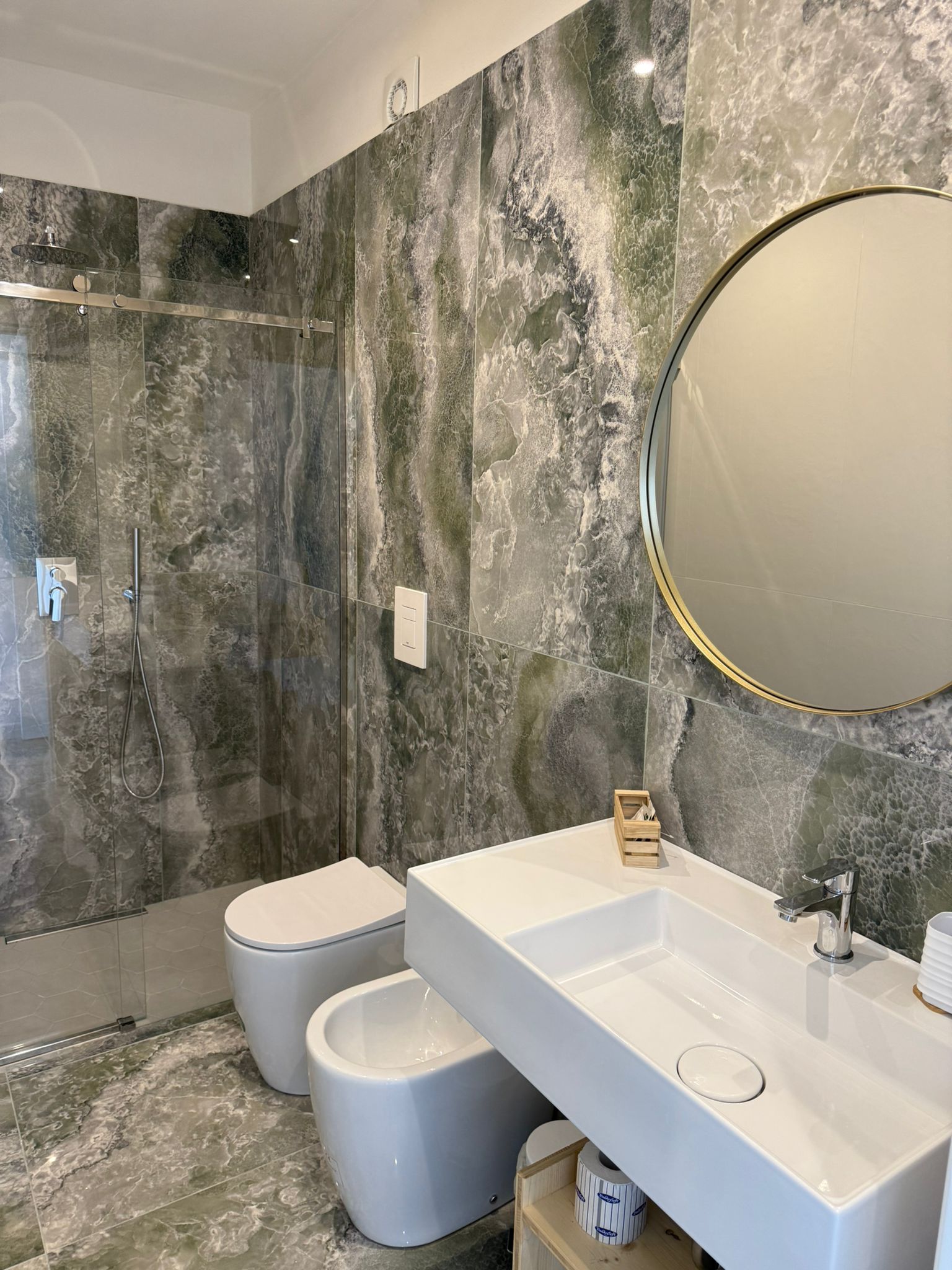 Suite Jade — bagno con marmo verde marezzato e doccia